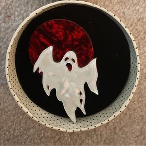 Erstwilder ghost brooch